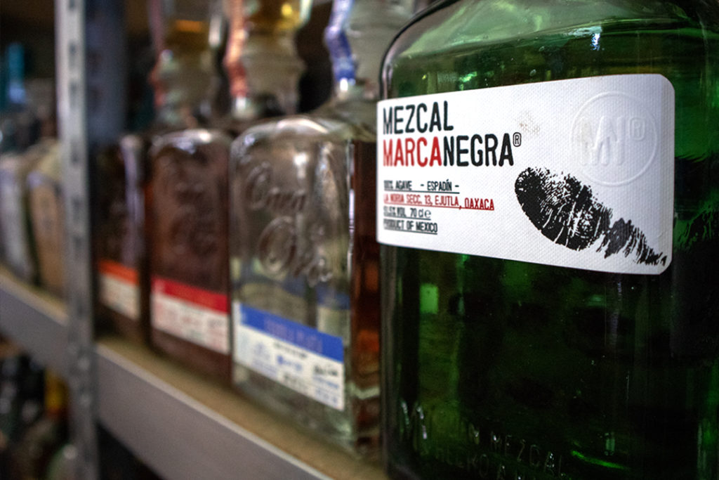 Der MARCANEGRA Mezcal neben Premium Tequilas von Cava De Oro.