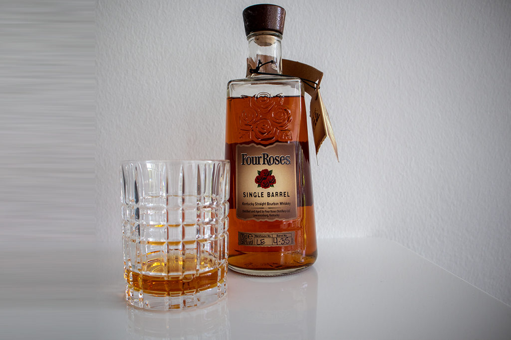 Ein Four Roses Bourbon Whiskey - Single Barrel Edition. Tiefgolden gefärbt mit einem vom Eichenfass geprägten Geschmack - einem Tequila Extra Añejo nicht unähnlich.