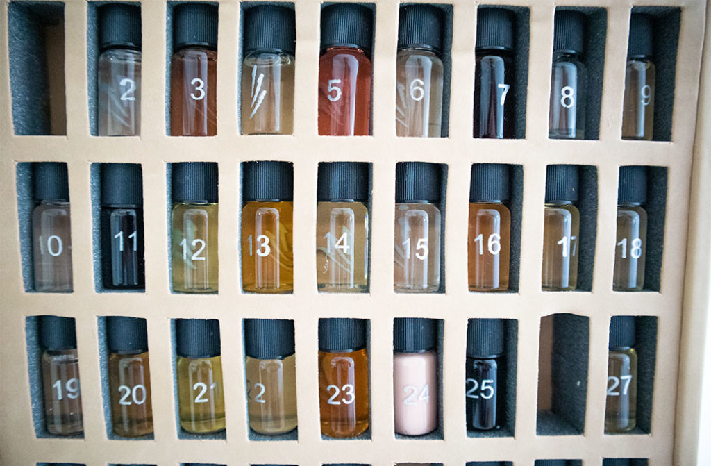 Verschiedene Aromen in kleinen Fläschchen, nummeriert.